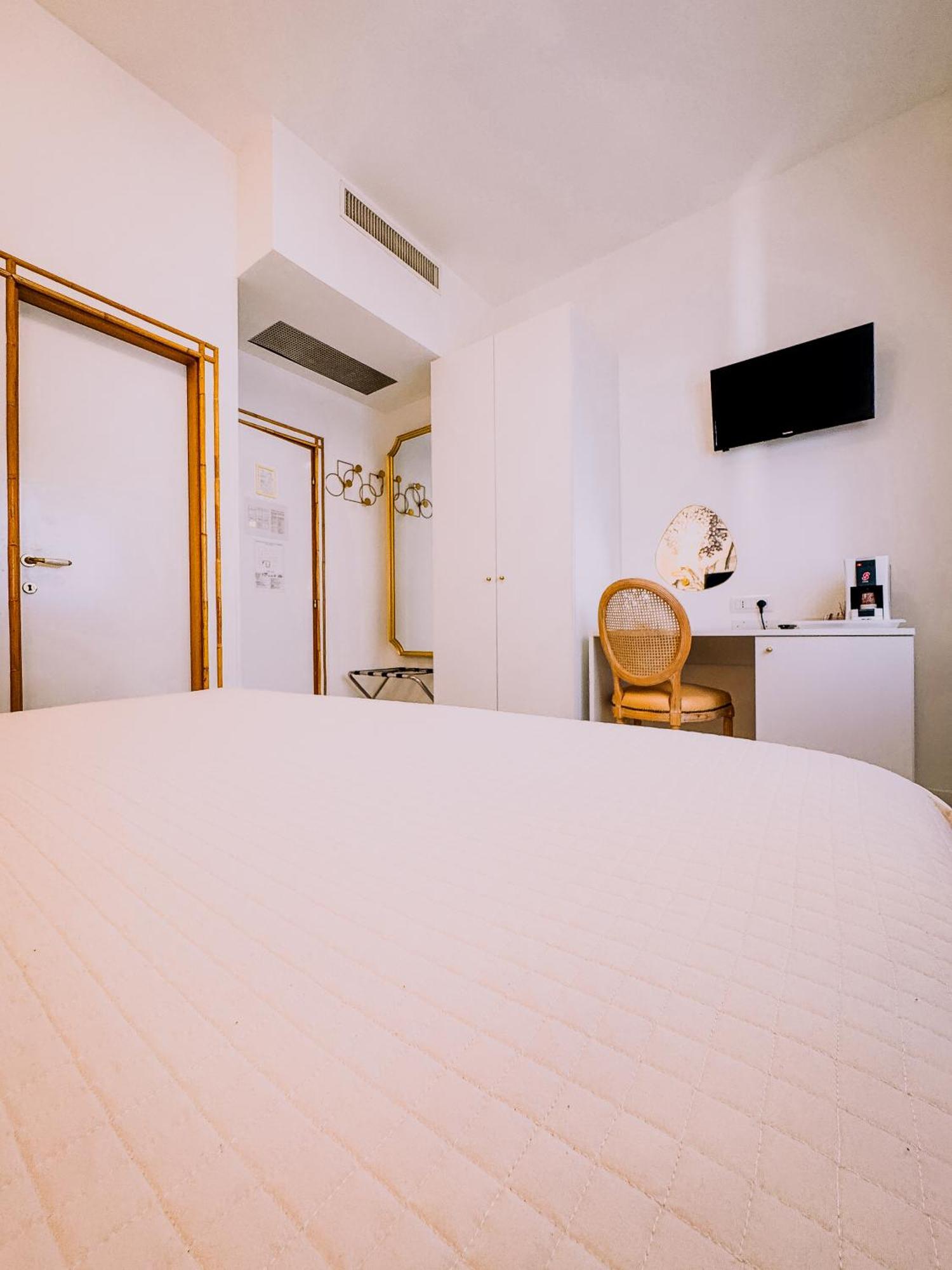 Hotel President - Vintage Hotel In Centro 리치오네 외부 사진