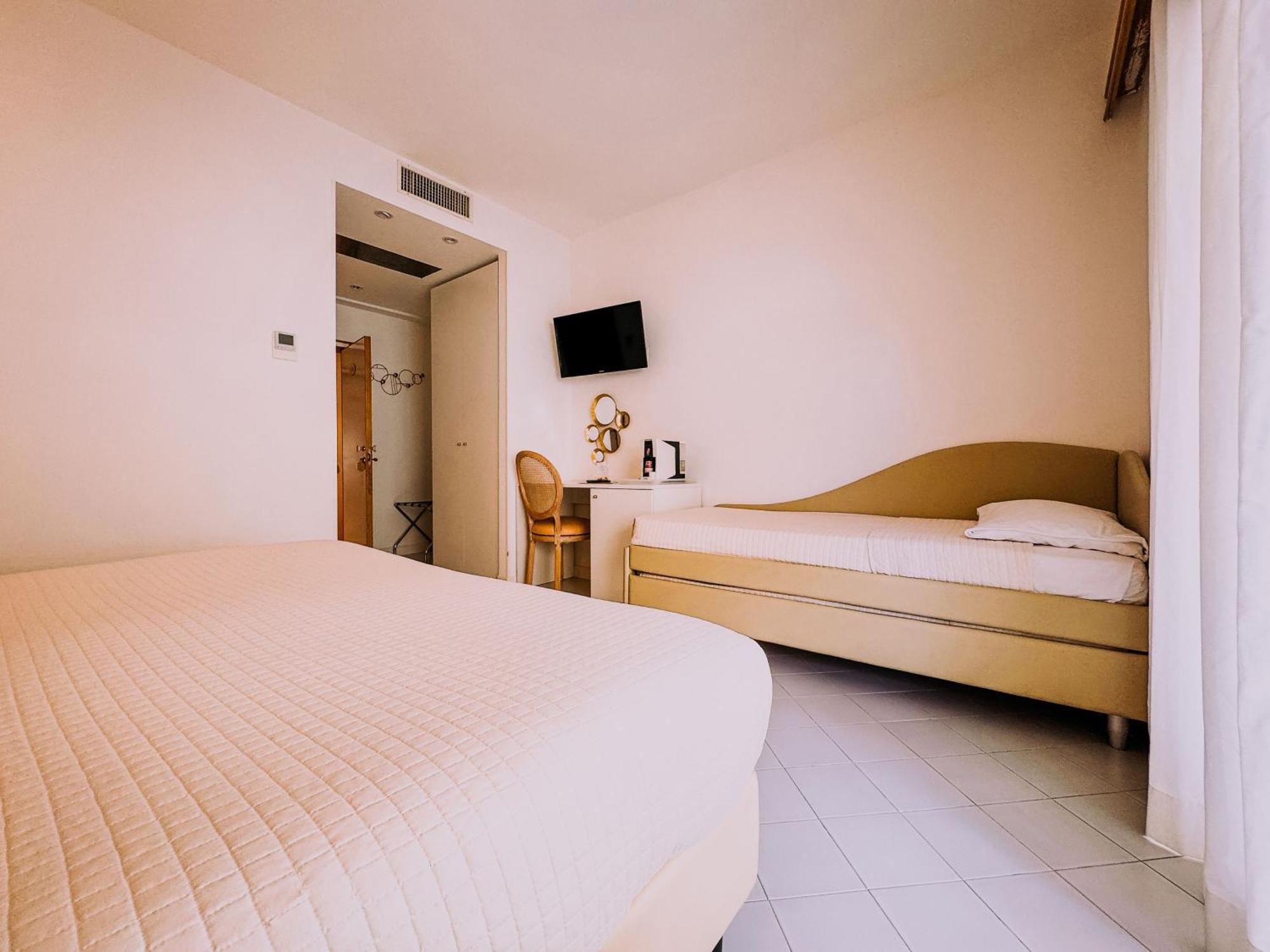 Hotel President - Vintage Hotel In Centro 리치오네 외부 사진
