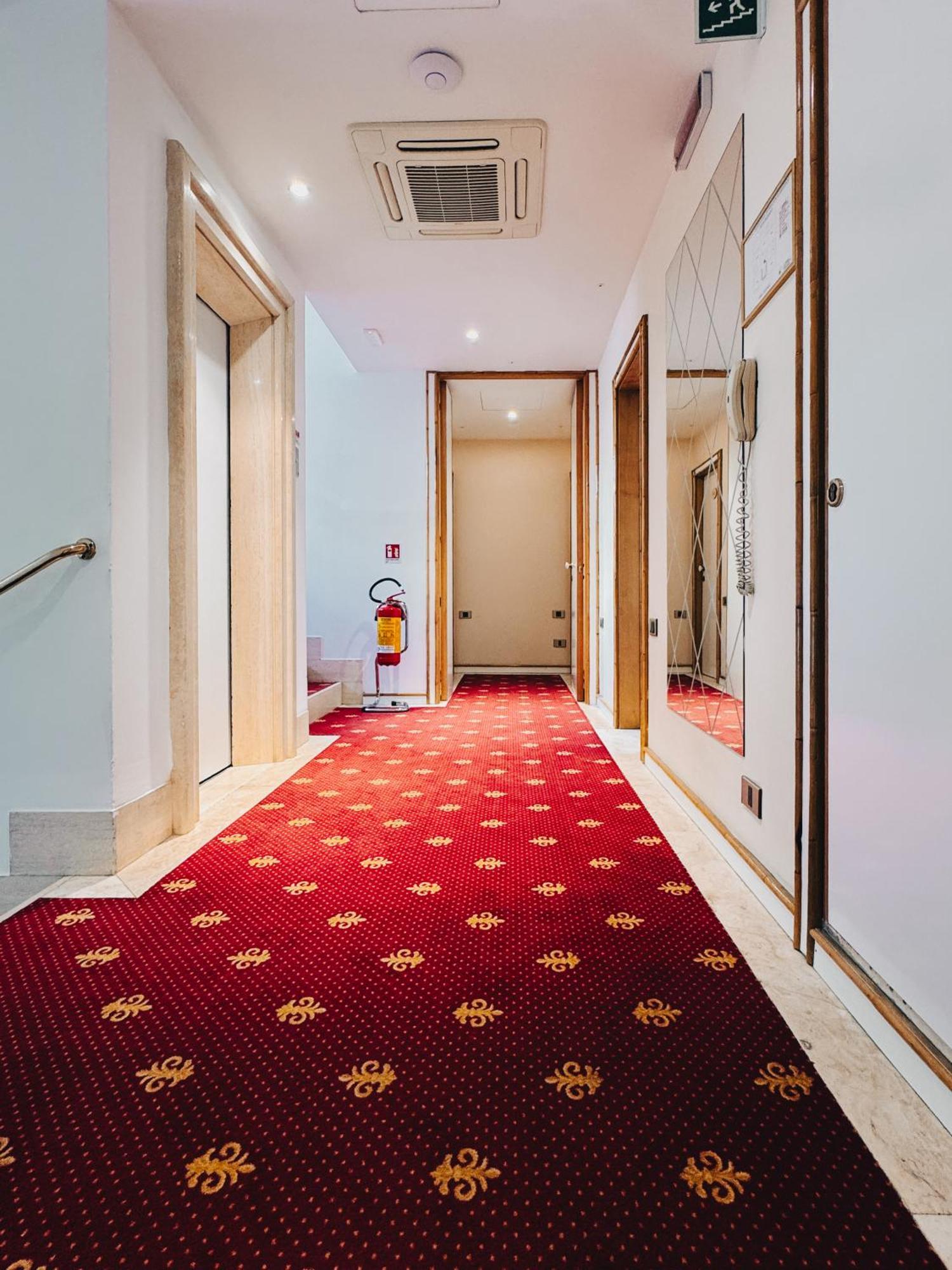 Hotel President - Vintage Hotel In Centro 리치오네 외부 사진