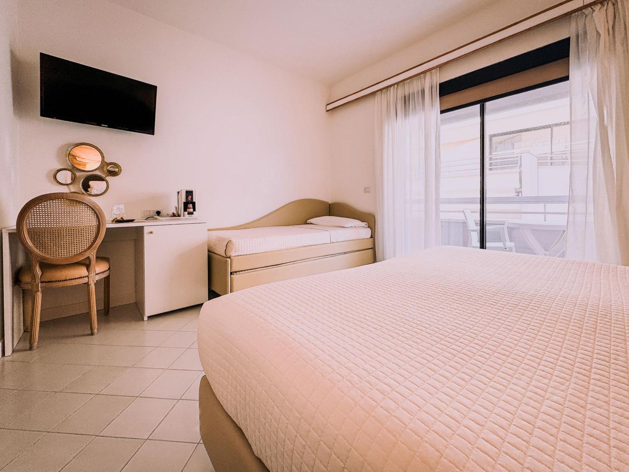 Hotel President - Vintage Hotel In Centro 리치오네 외부 사진